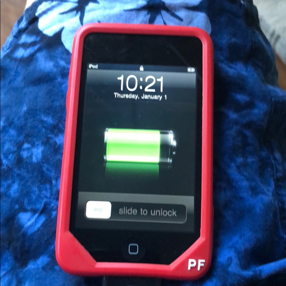 Apple IPOD touch 2nd generation w case and charger